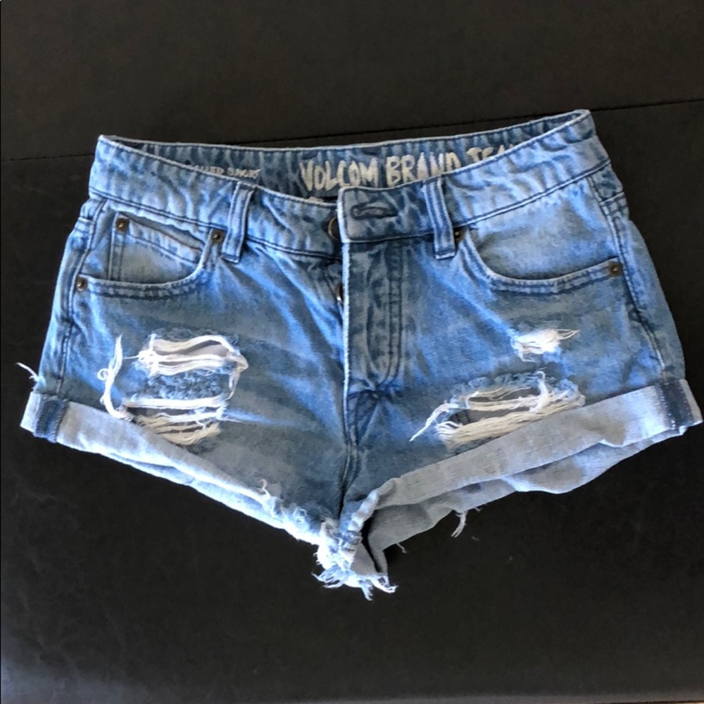 VOLCOM distressed, cuffed denimshorts size 24